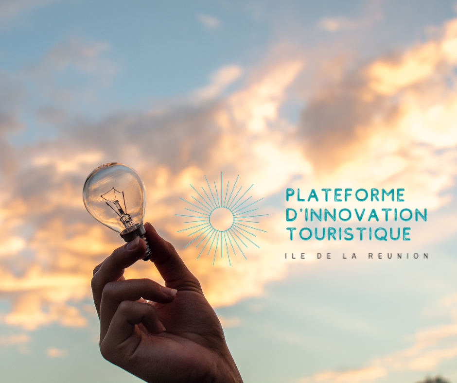 Main qui tient une ampoule et logo de la plateforme d'innovation touristique de La Réunion