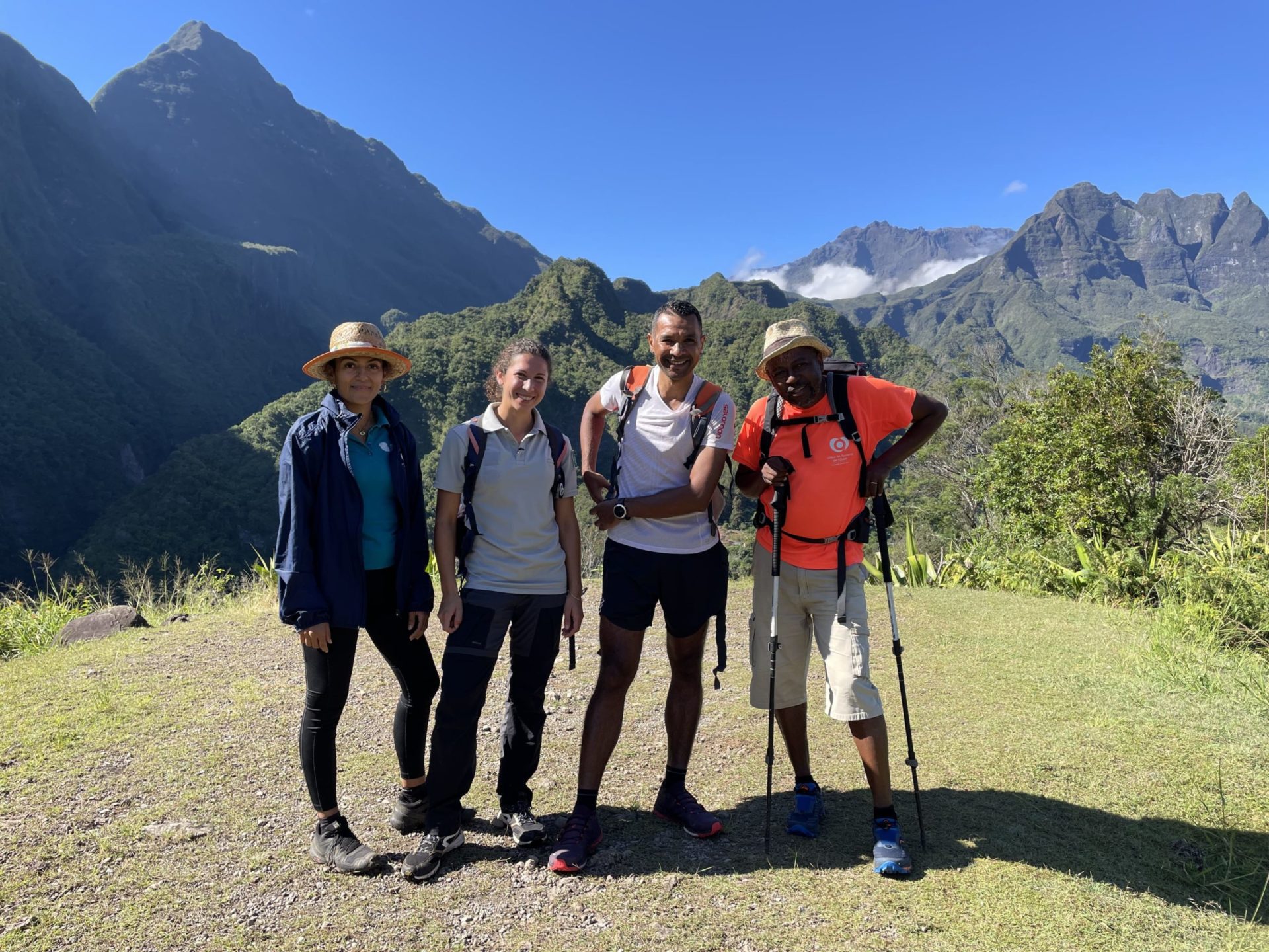 4 Explorateurs péï à Mafate, posent devant la montagne