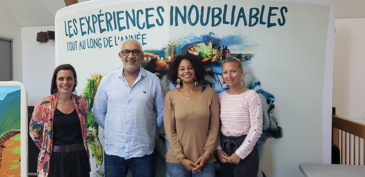 Photo de Camille Coulombel (La Réunion pour tous) Azeddine Bouali (Président de la FRT), Justine Favel (FRT) et Pauline Roger (FRT) pour la signature de la convention partenariale