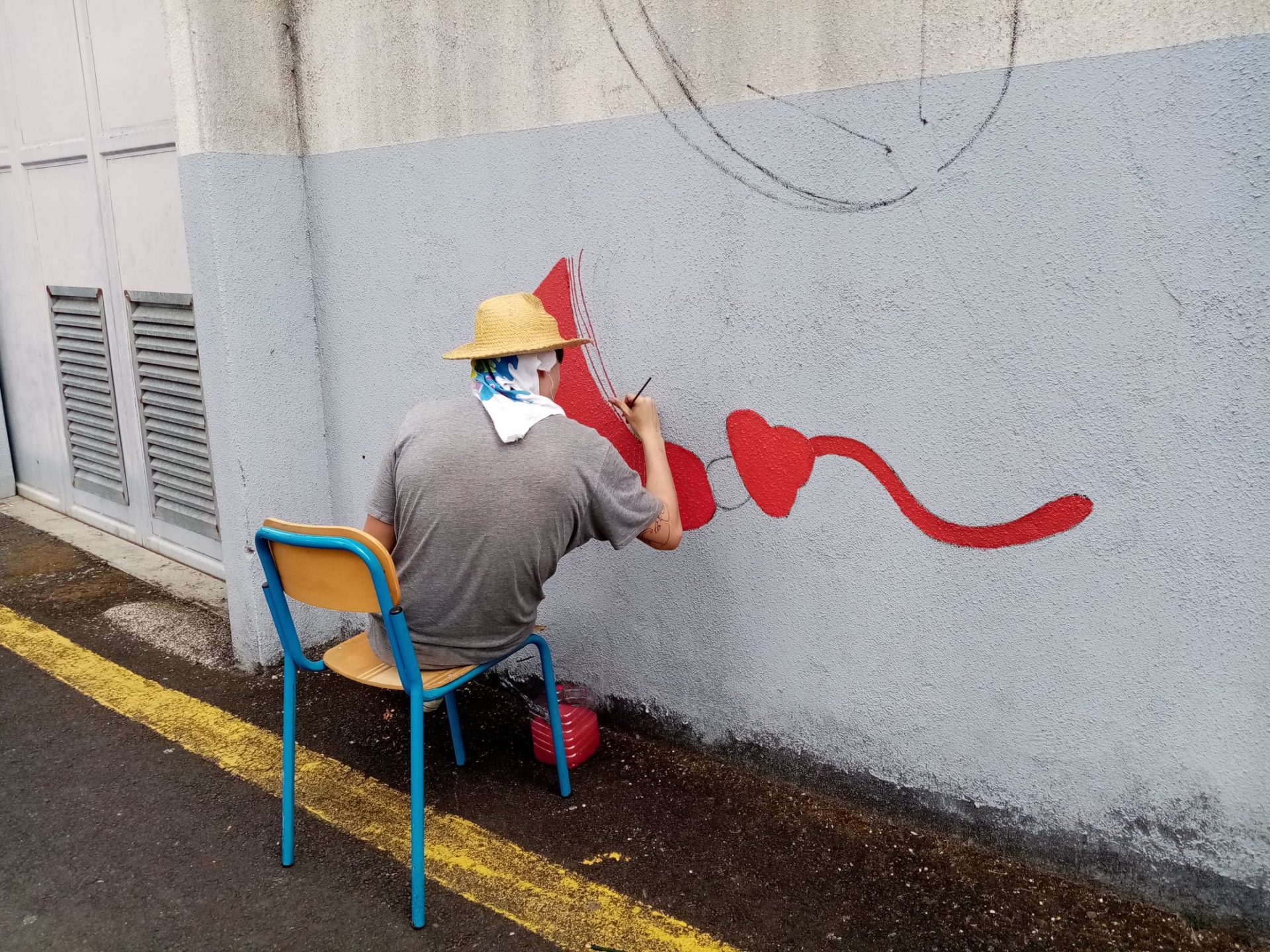 artiste qui peint sur un mur