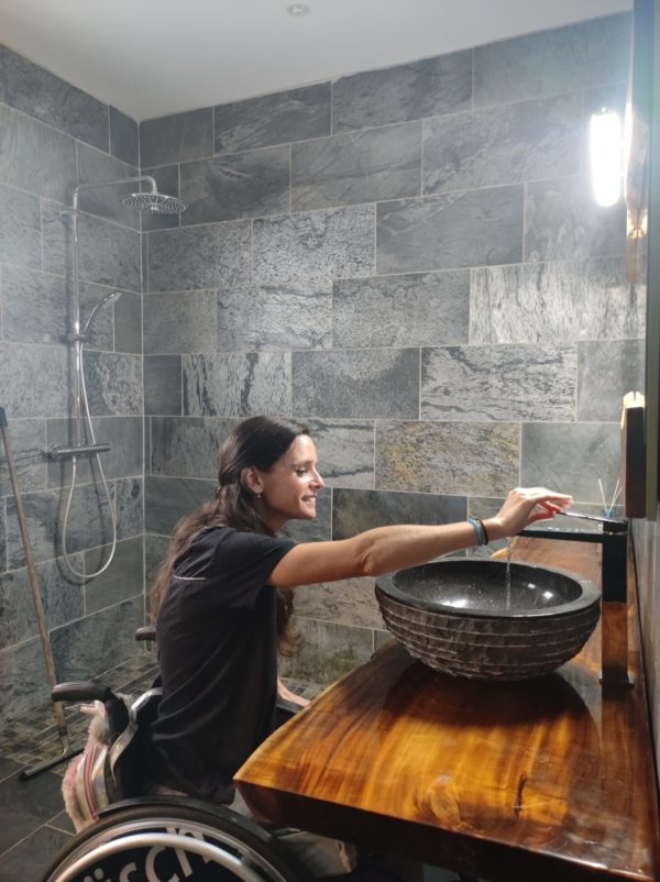 Eva (La Réunion pour tous) teste la salle de bain d'une structure touristique