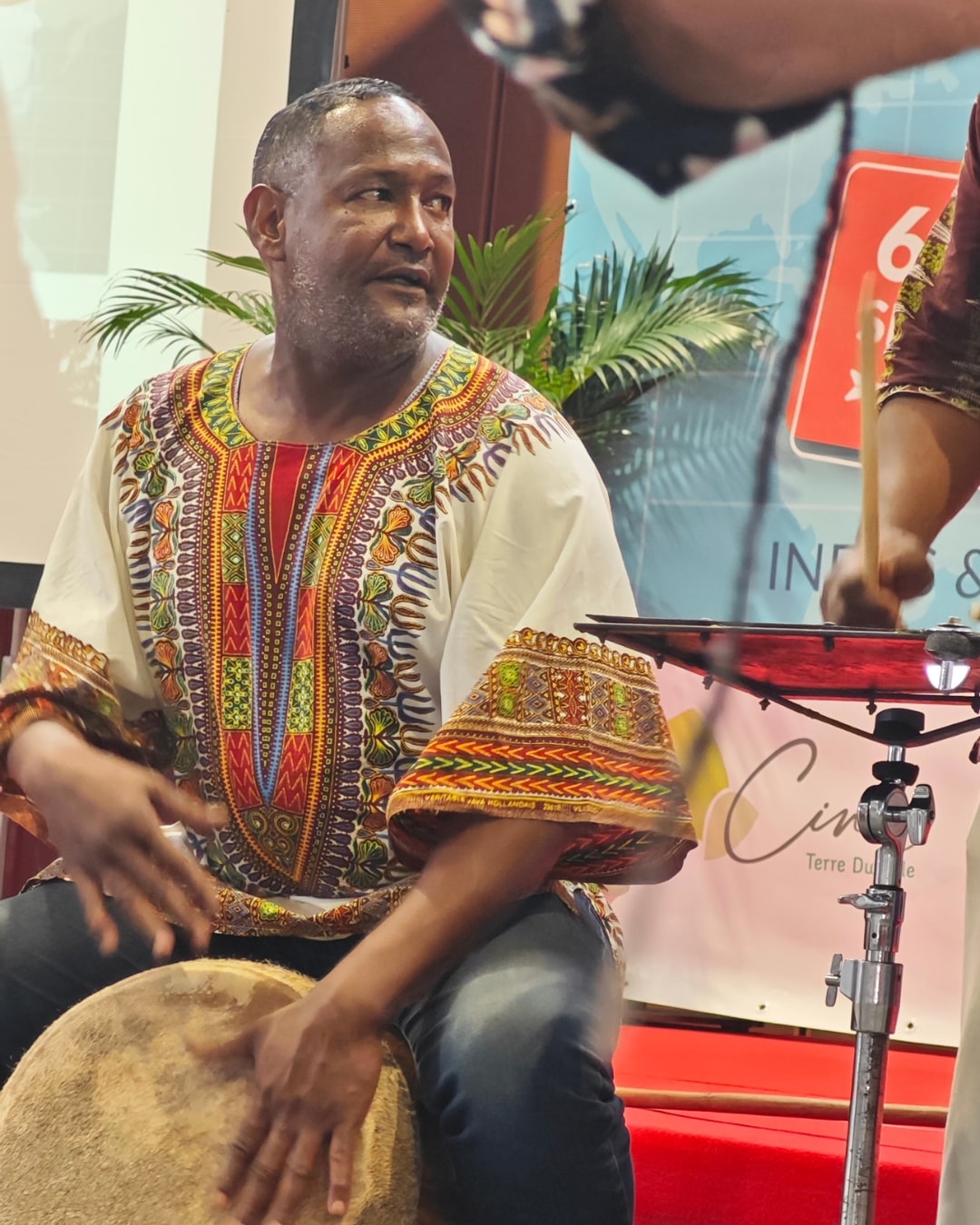 Musicien d'un groupe de Maloya qui joue sur son "roulèr".