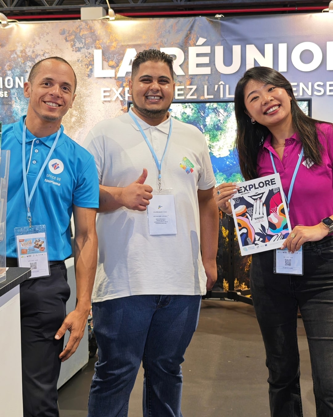 3 conseillers en séjour posent sur le stand avec un magazine "explore la réunion"