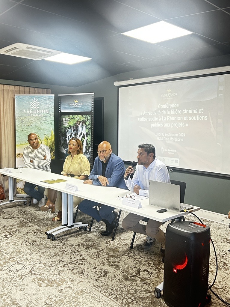 Photo de la conférence de presse studio réunion 2024 avec prise de parole de Christian Loga (FRT)