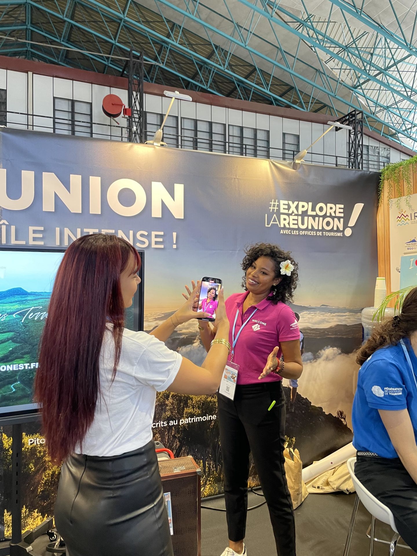 Sabrina, Conseillère en séjour à la FRT en train de se faire interviewer sur le stand de La Réunion au salon VEEZIT 2024.