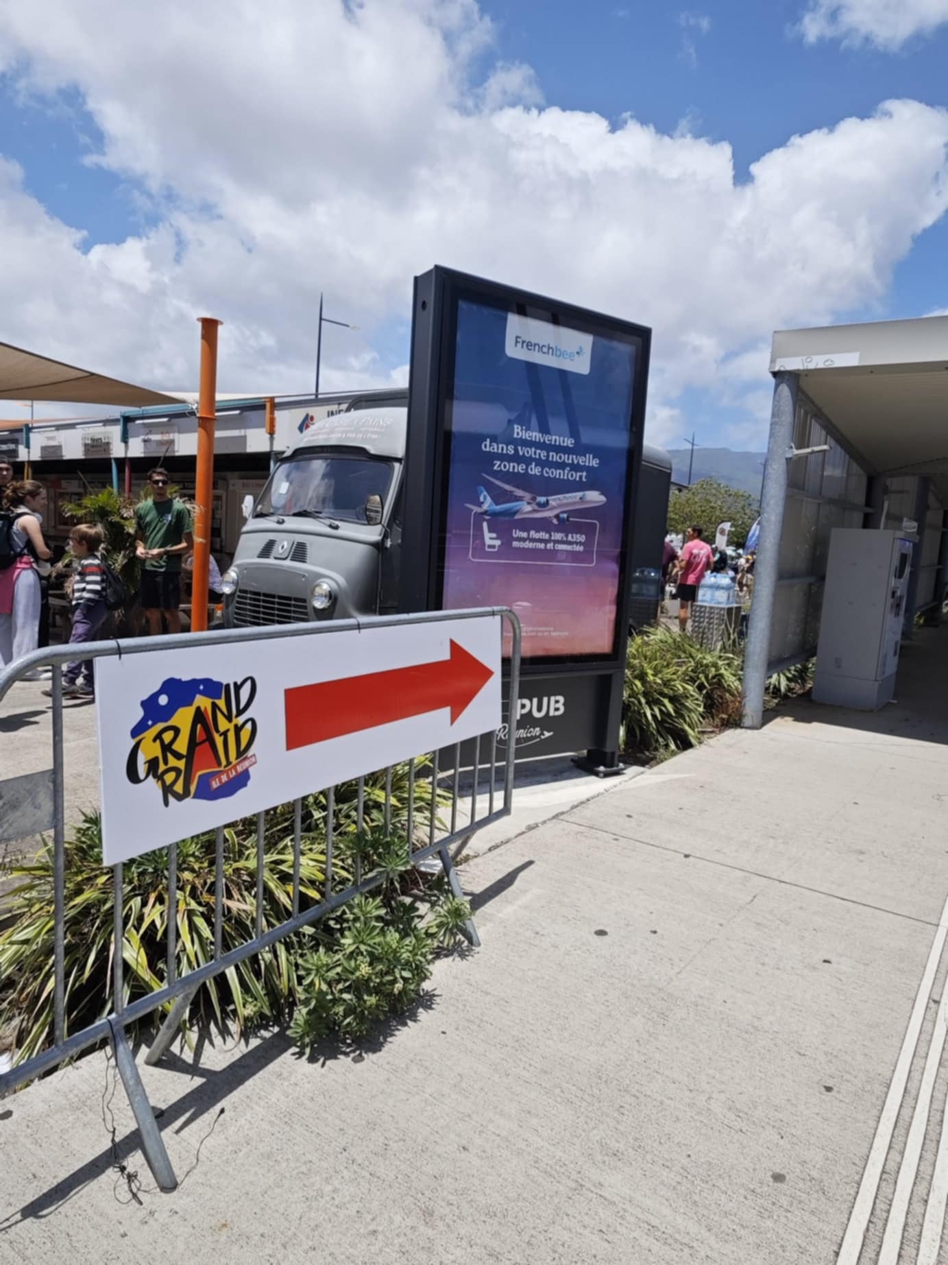 Photo d'une signalétique Grand Raid à l'aéroport pour orienter les coureurs et leurs proches vers le stand d'accueil des équipes