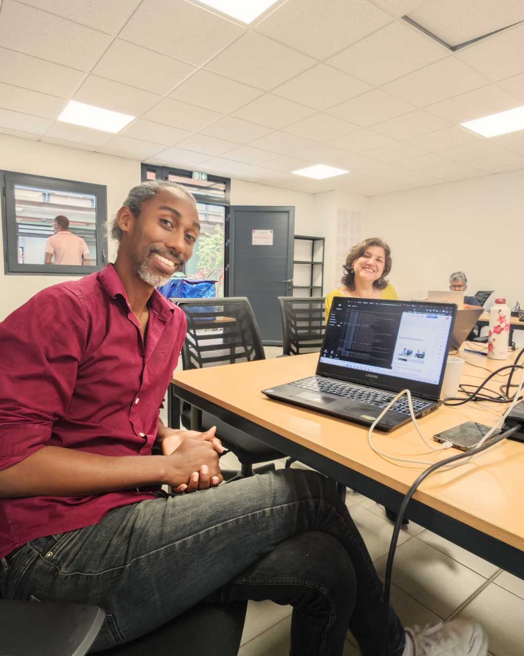 Yannick et Géraldine (FRT) devant l'ordinateur en train de suivre la formation IA