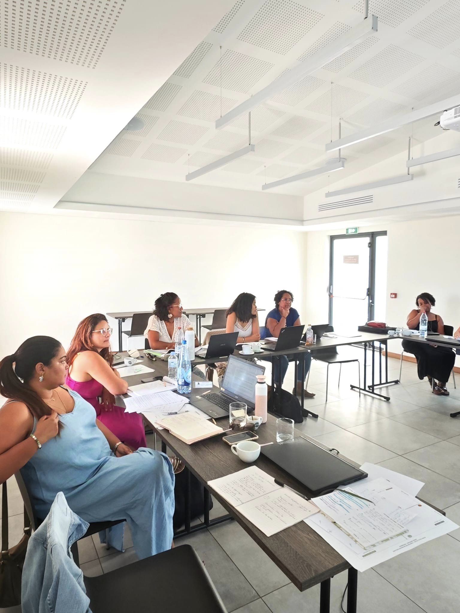 Les participants assis dans la salle de conférence du Papangue Hôtel, en train d'écouter les différentes interventions