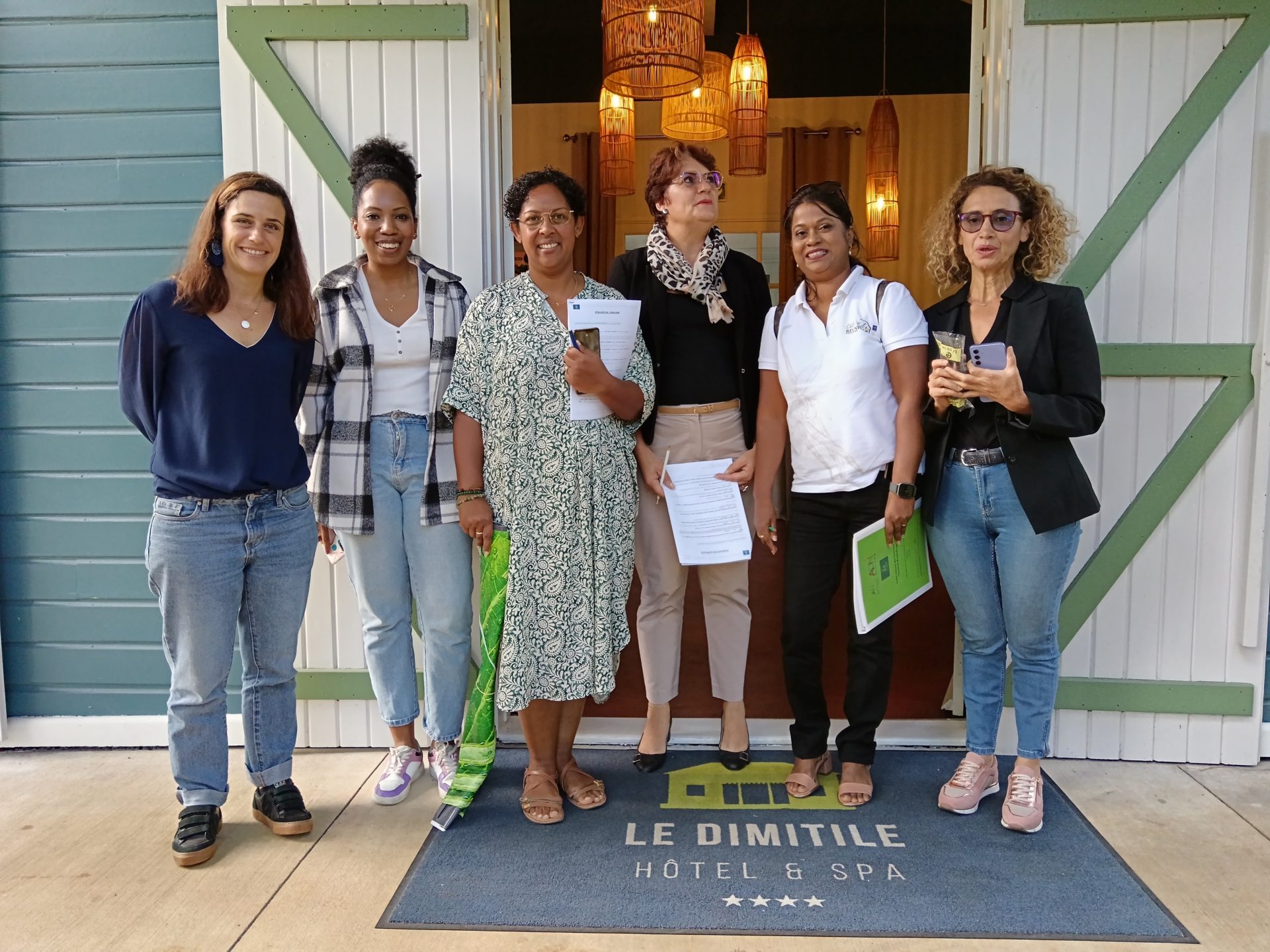 Camille (La Réunion pour Tous), Gwenaëlle (FRT) Karine (IRT), Linda (DSR), Sylvie (Côté Est) et Reine-Marie (DSR) posent devant l'hôtel Le Dimitile pendant s&a labellisation Tourisme & Handicap