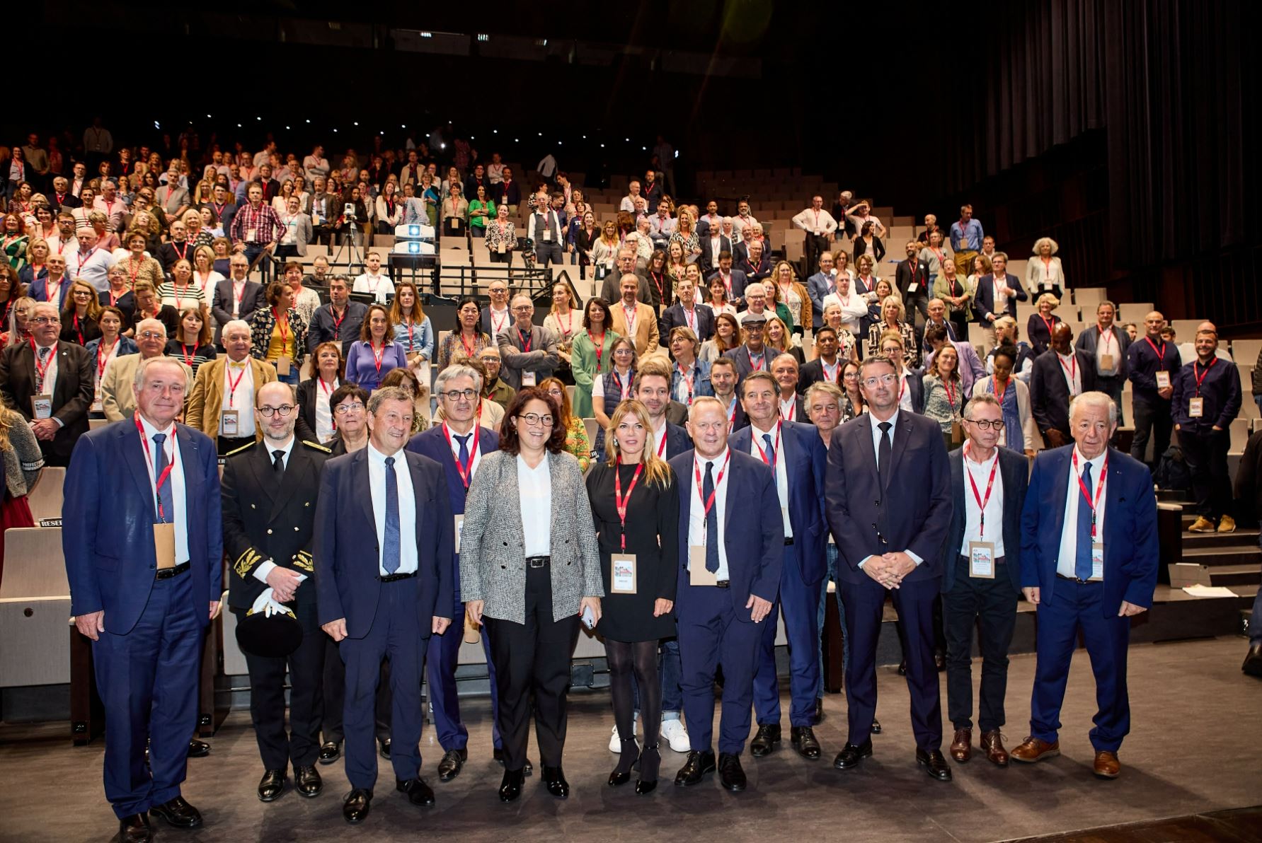 Participants à l'événement des rencontres ADN TOURISME qui posent dans la salle de conférence