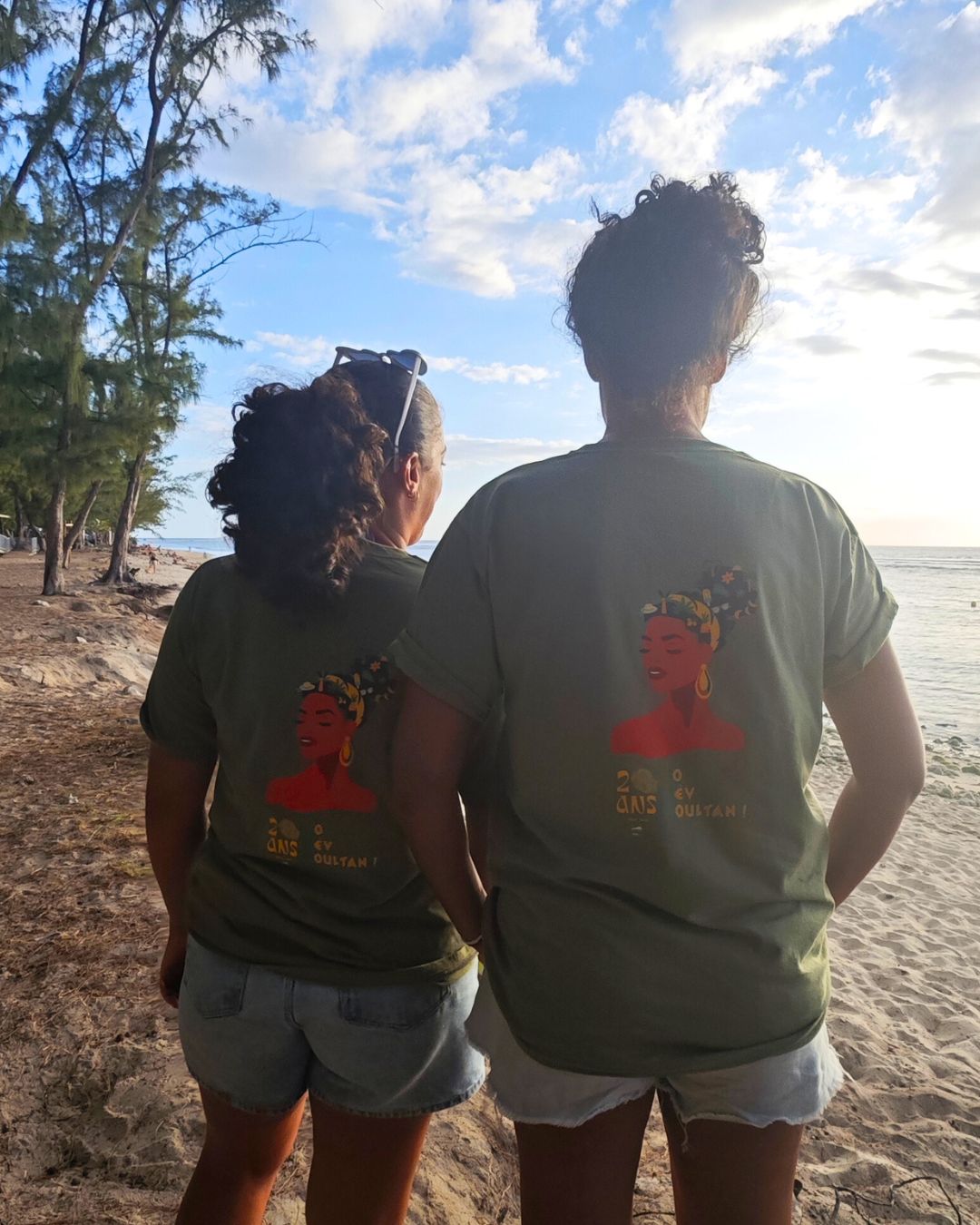 Photos de Sabrina & Heloïse (FRT) en train de poser devant la mer, on voit sur leur tee-shirt le design "20 ans de la FRT Fo Rev Toultan"