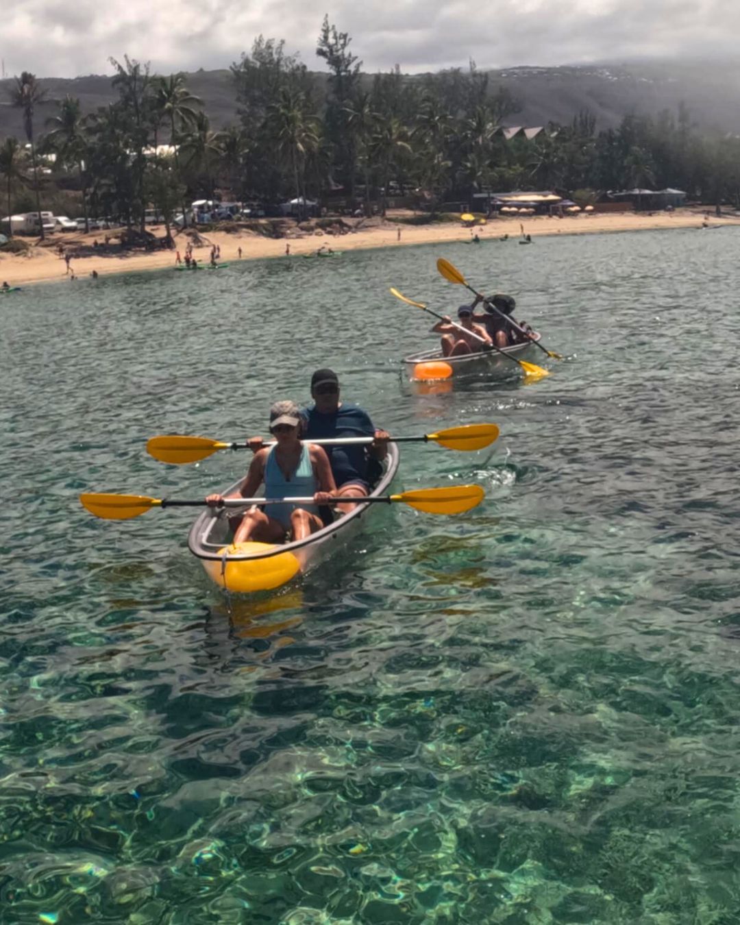 4 participants de la Journée du Réseau en activité kayak transparent dans le lagon (trou d'eau)