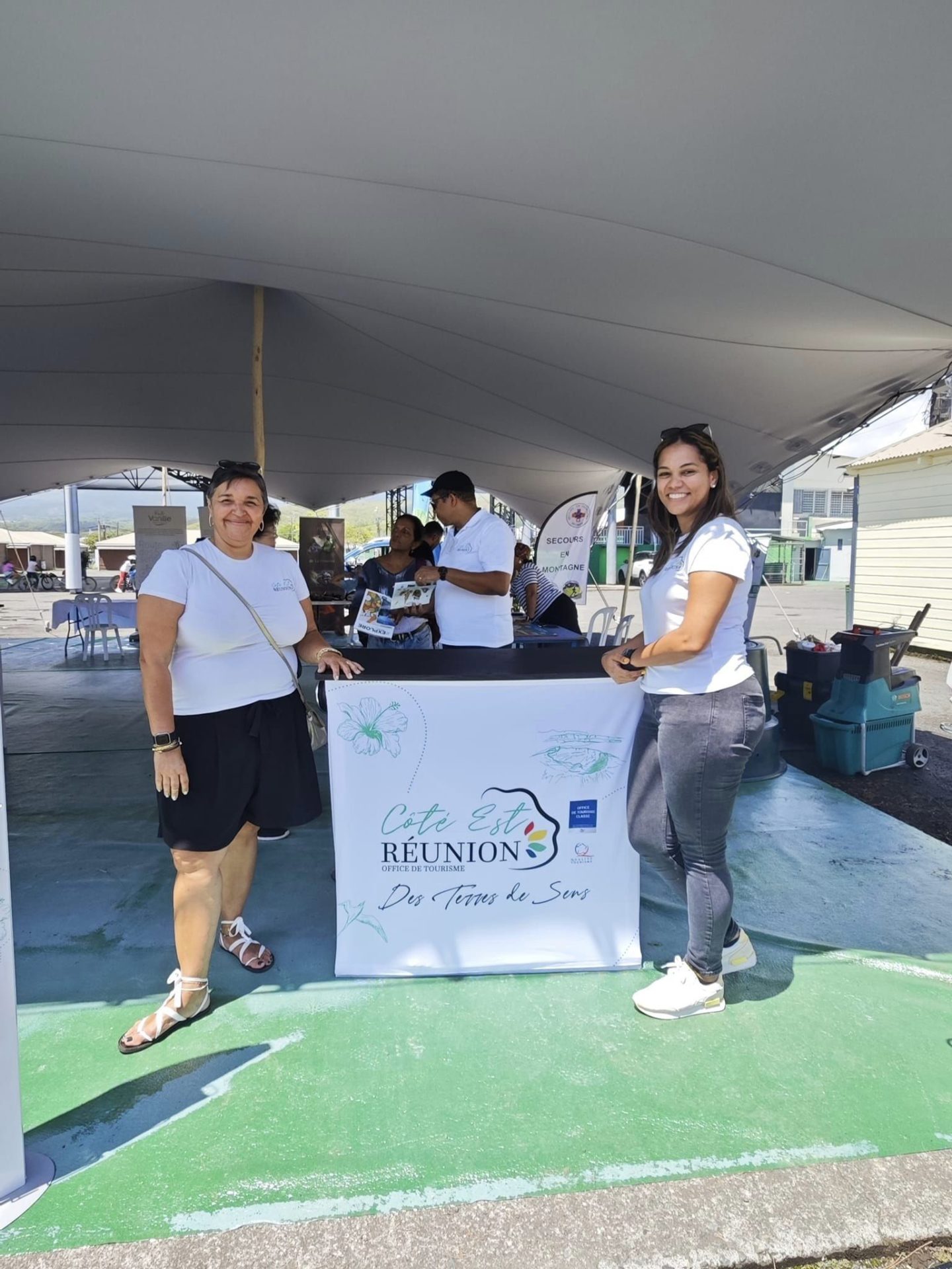 Martine et Annabelle (OTI EST) posent devant le stand de l'office de tourisme de l'est, présent pour l'occasion