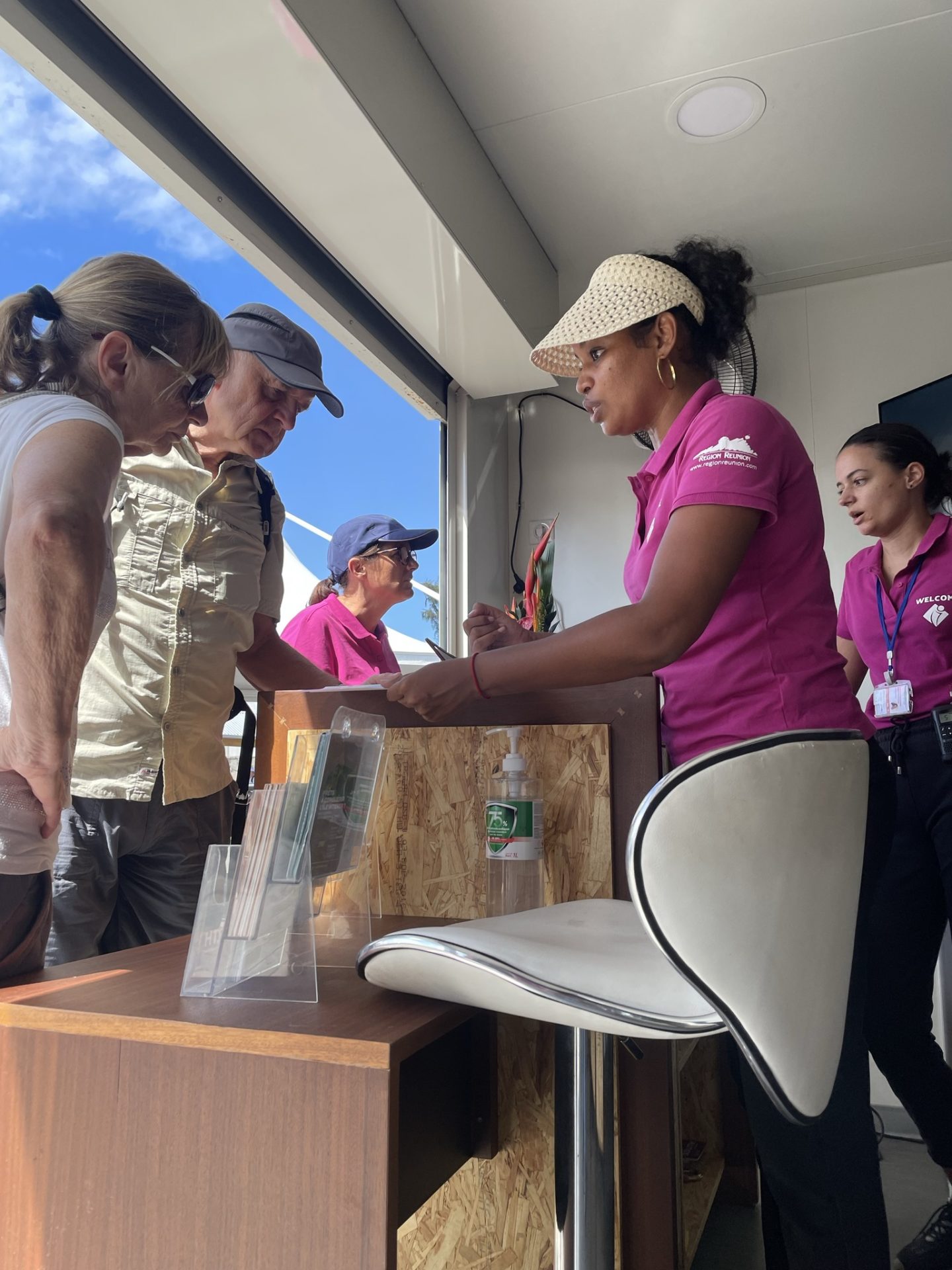 Sabrina (FRT) en train d'accueillir et de conseiller des croisiéristes sur leur escale à La Réunion