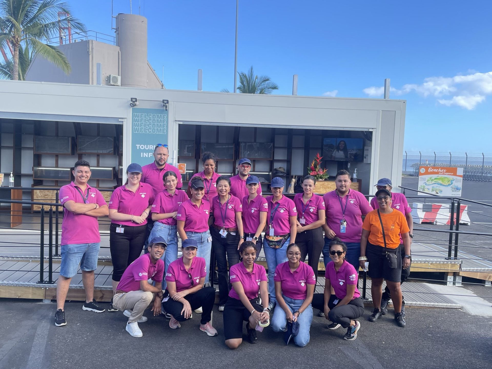 Photo de groupe de l'équipe accueil (FRT) et de ses partenaires, zone d'accueil des navires de croisières au Port