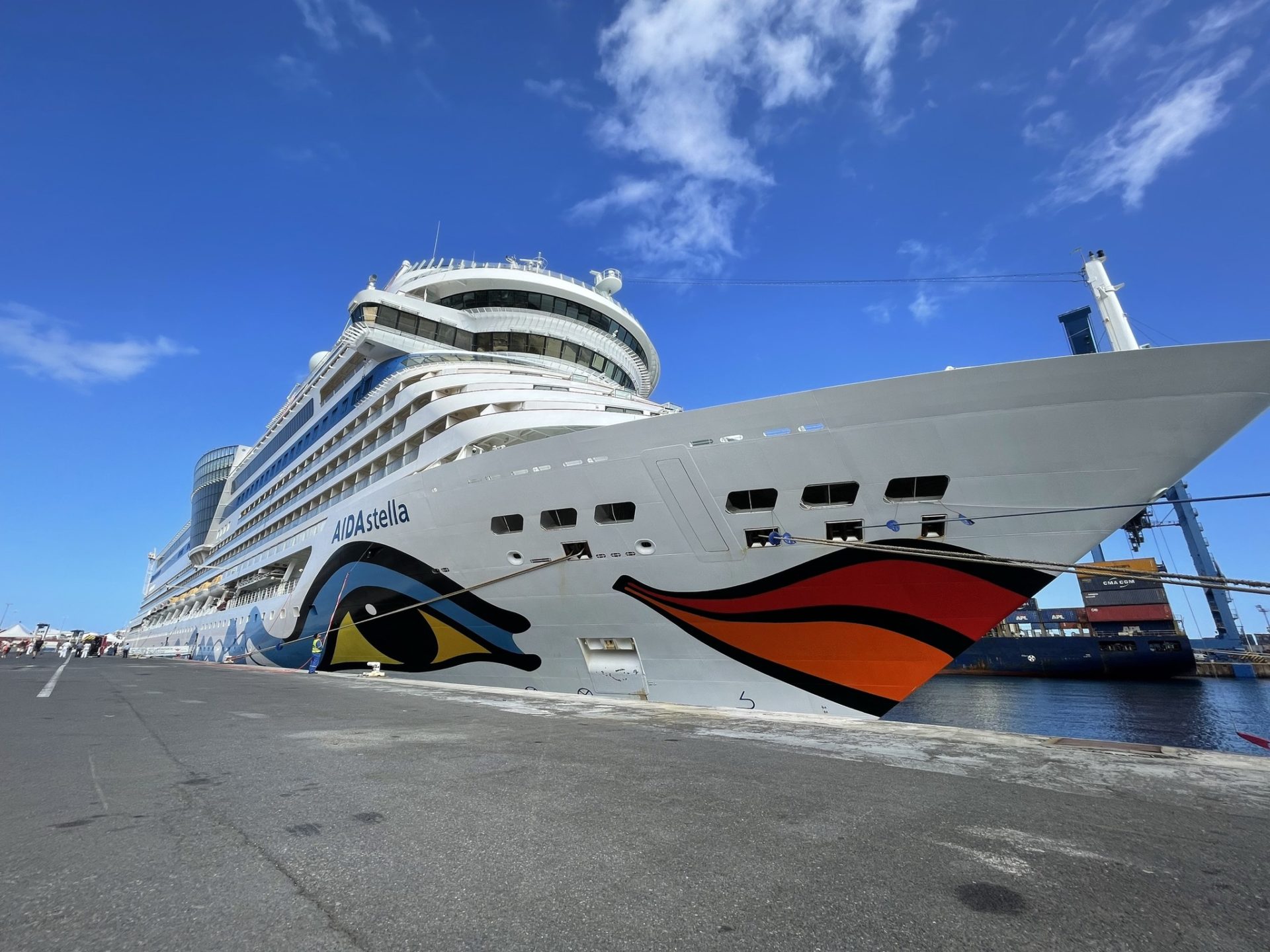 Le navire Aïda Stella qui arrive en gare maritime