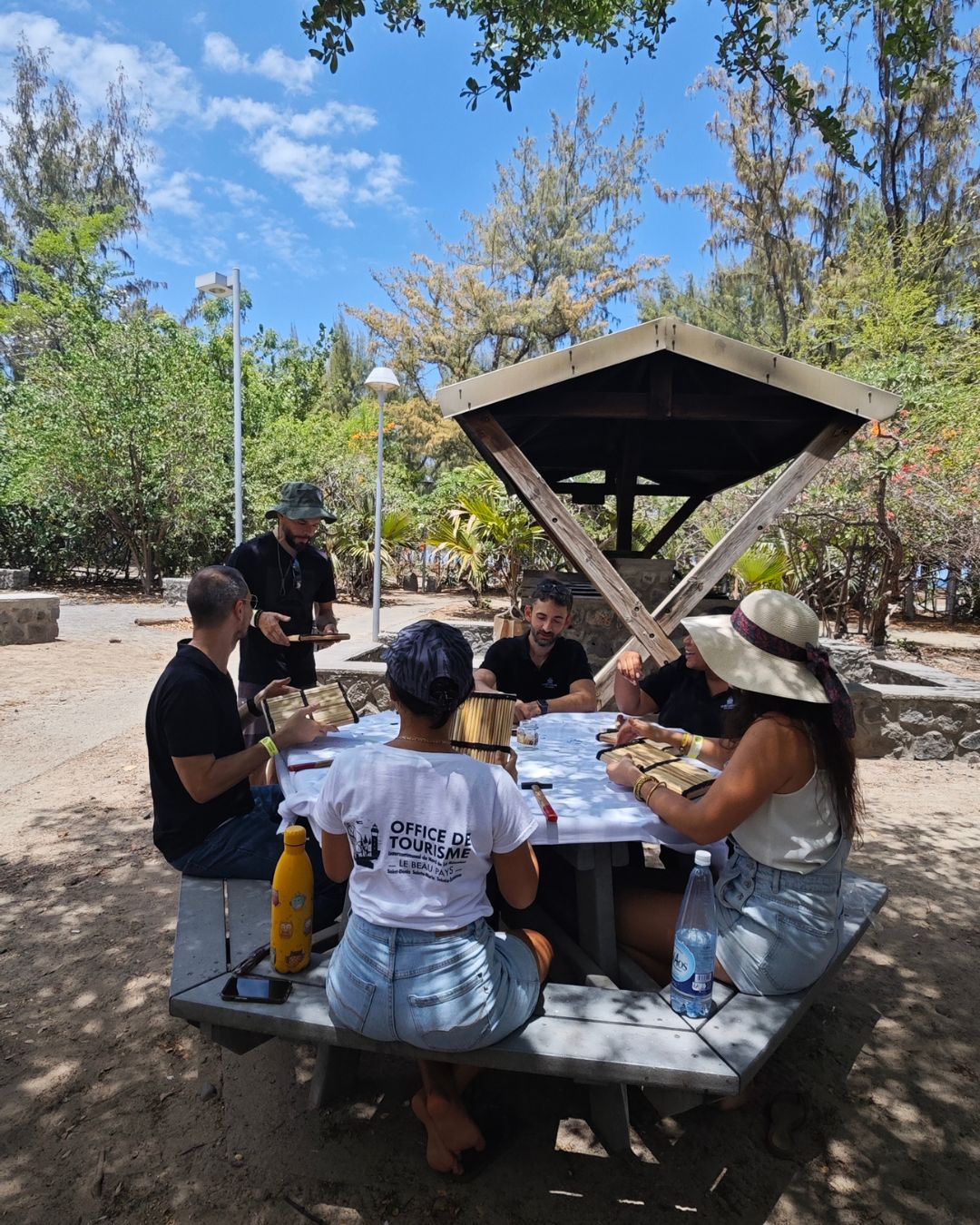 Atelier confection de Kayamb au camping avec un groupe assis en train de confectionner leur kayamb