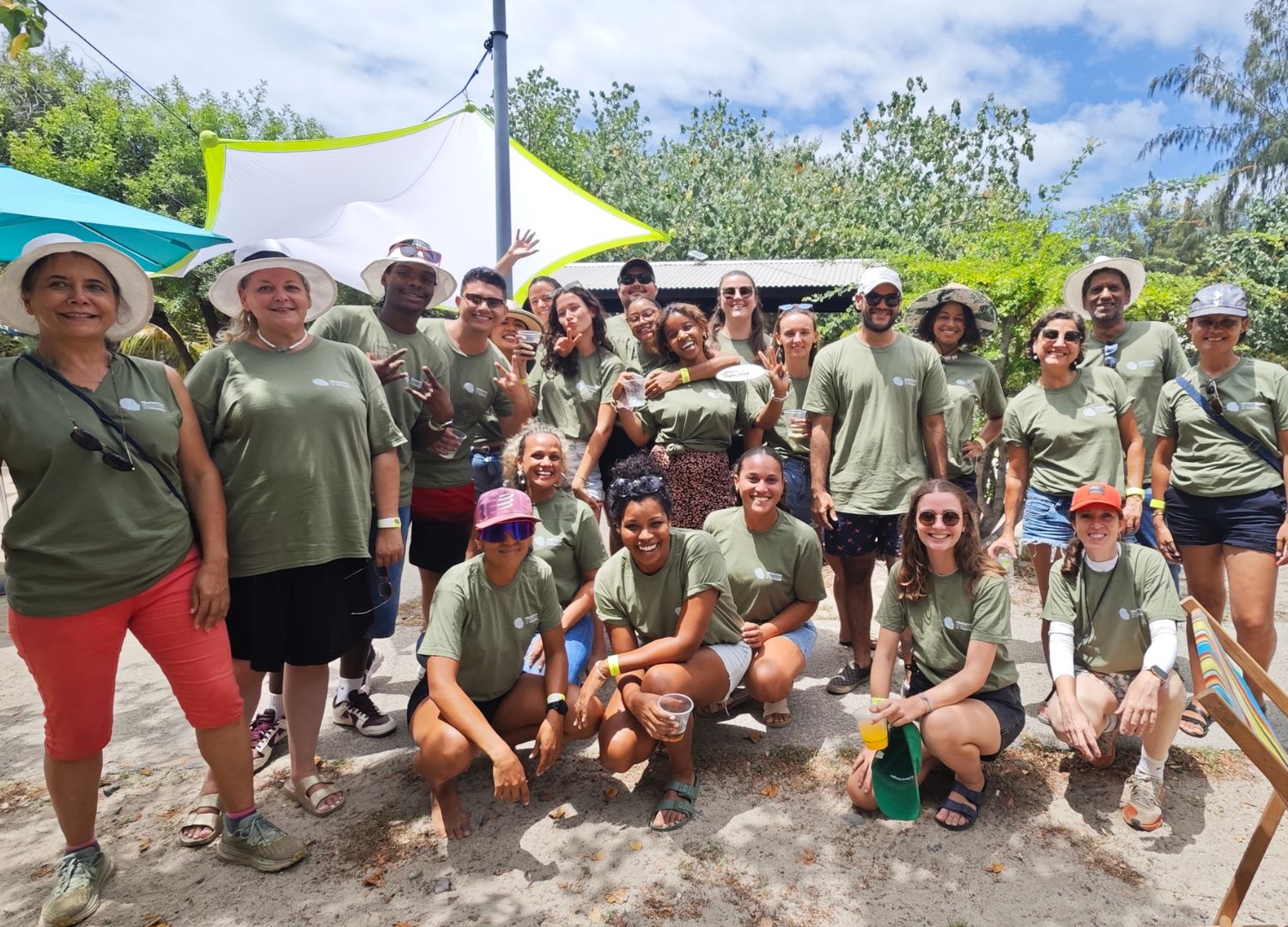 Photo de groupe - l'équipe de la FRT pose dans le camping de l'Hermitage