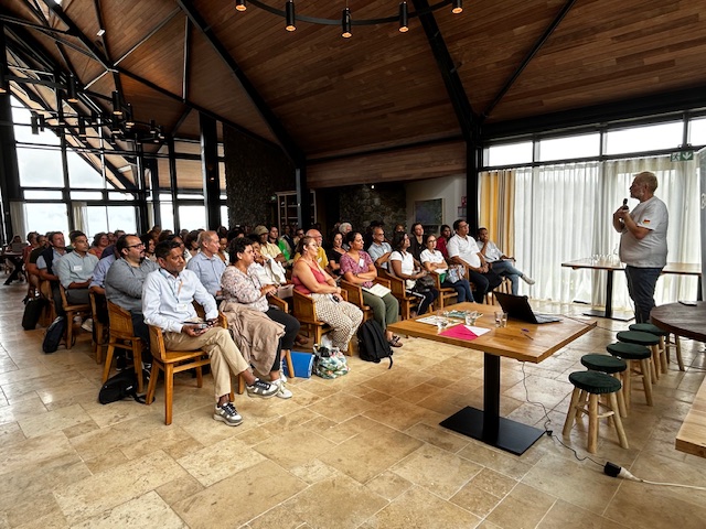 Invités et participants assis dans la salle de conférence du Diana Dea Lodge