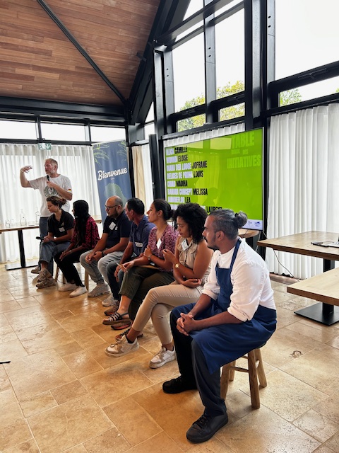 Participants dans la salle de conférence du Diana Dea Lodge