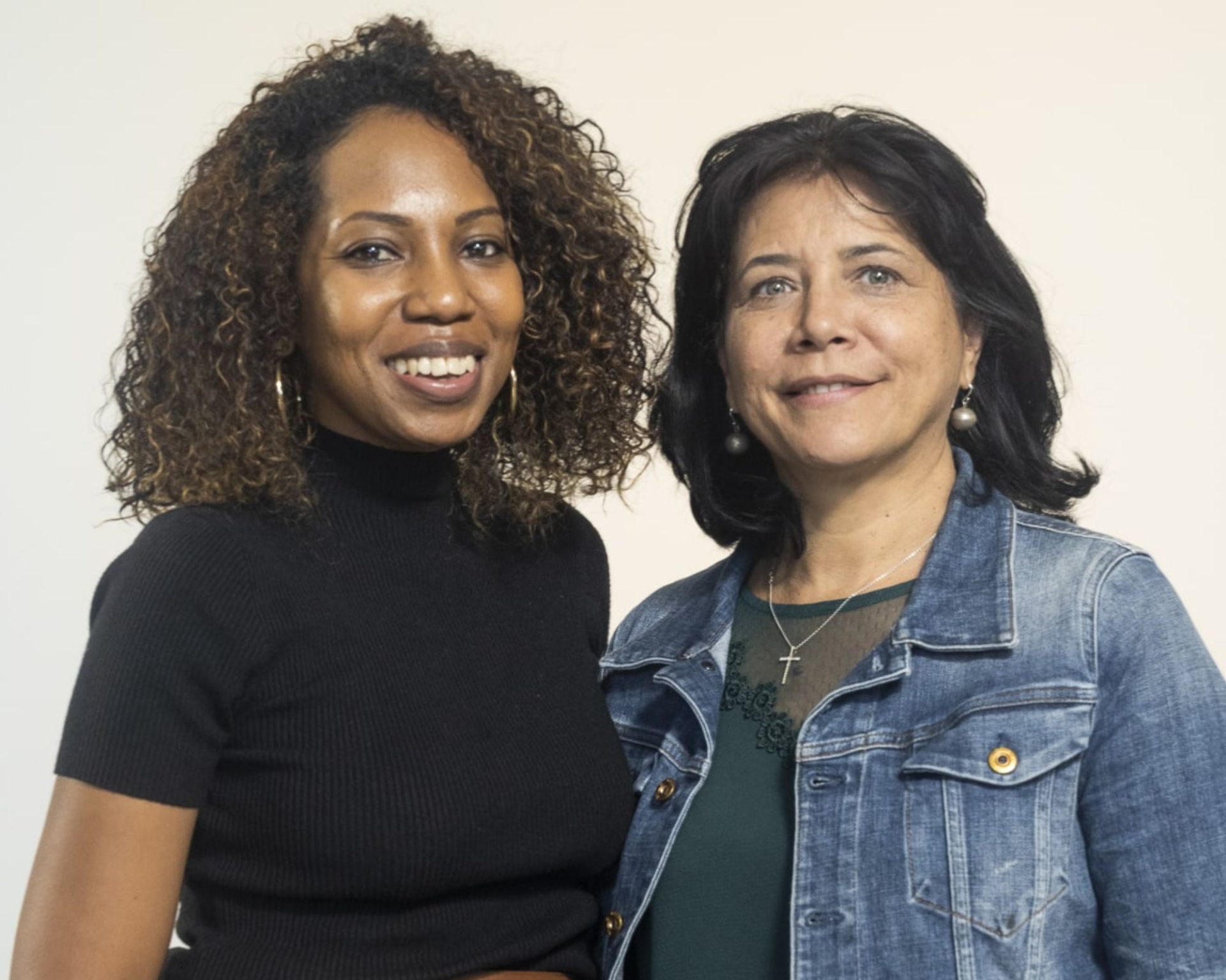 Gwenaëlle et Nadine (FRT) qui posent toutes les deux