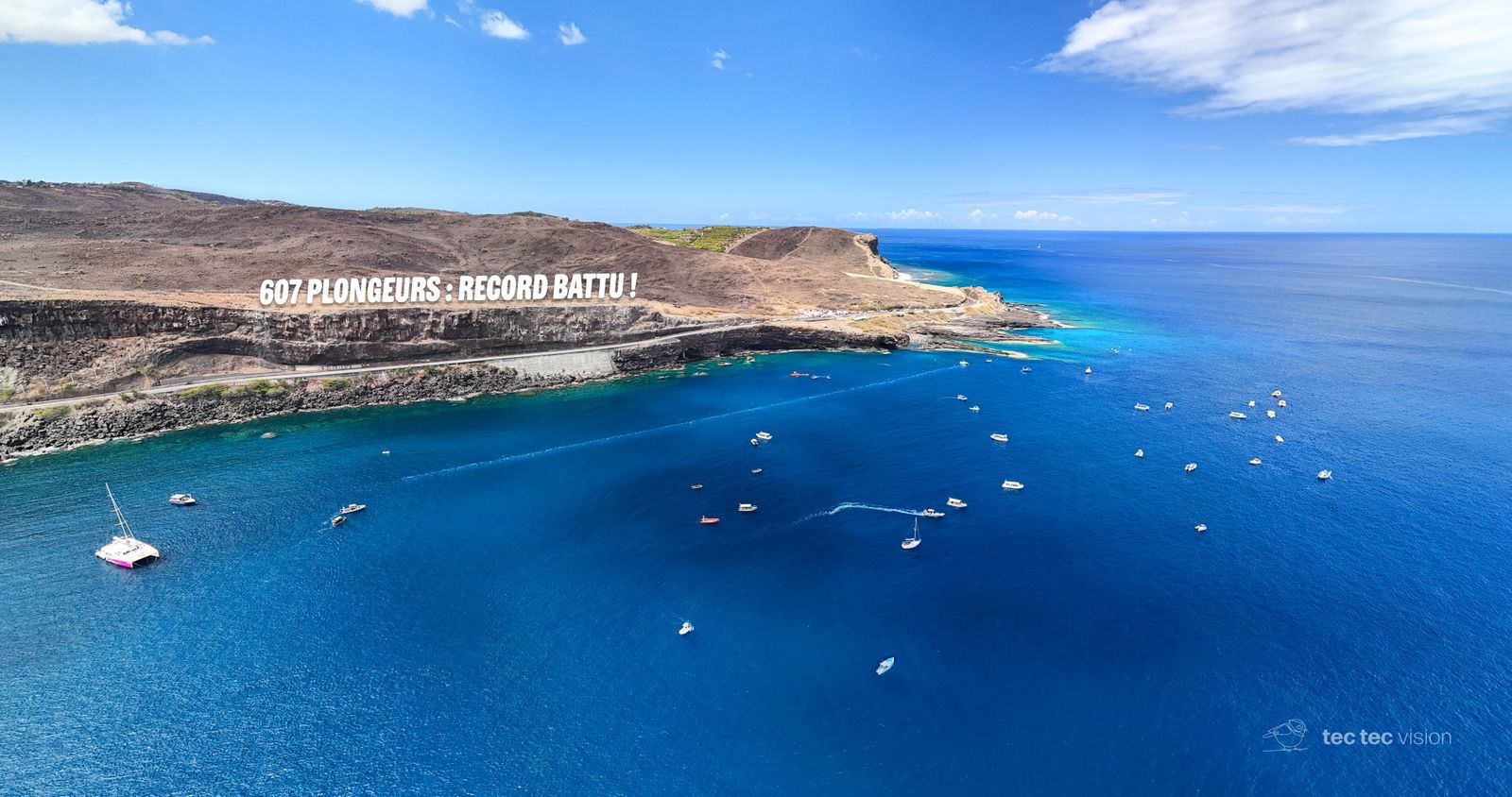 Photo de l'événement prise au drone. On y voit la côte, l'océan et des bateaux de plongée.