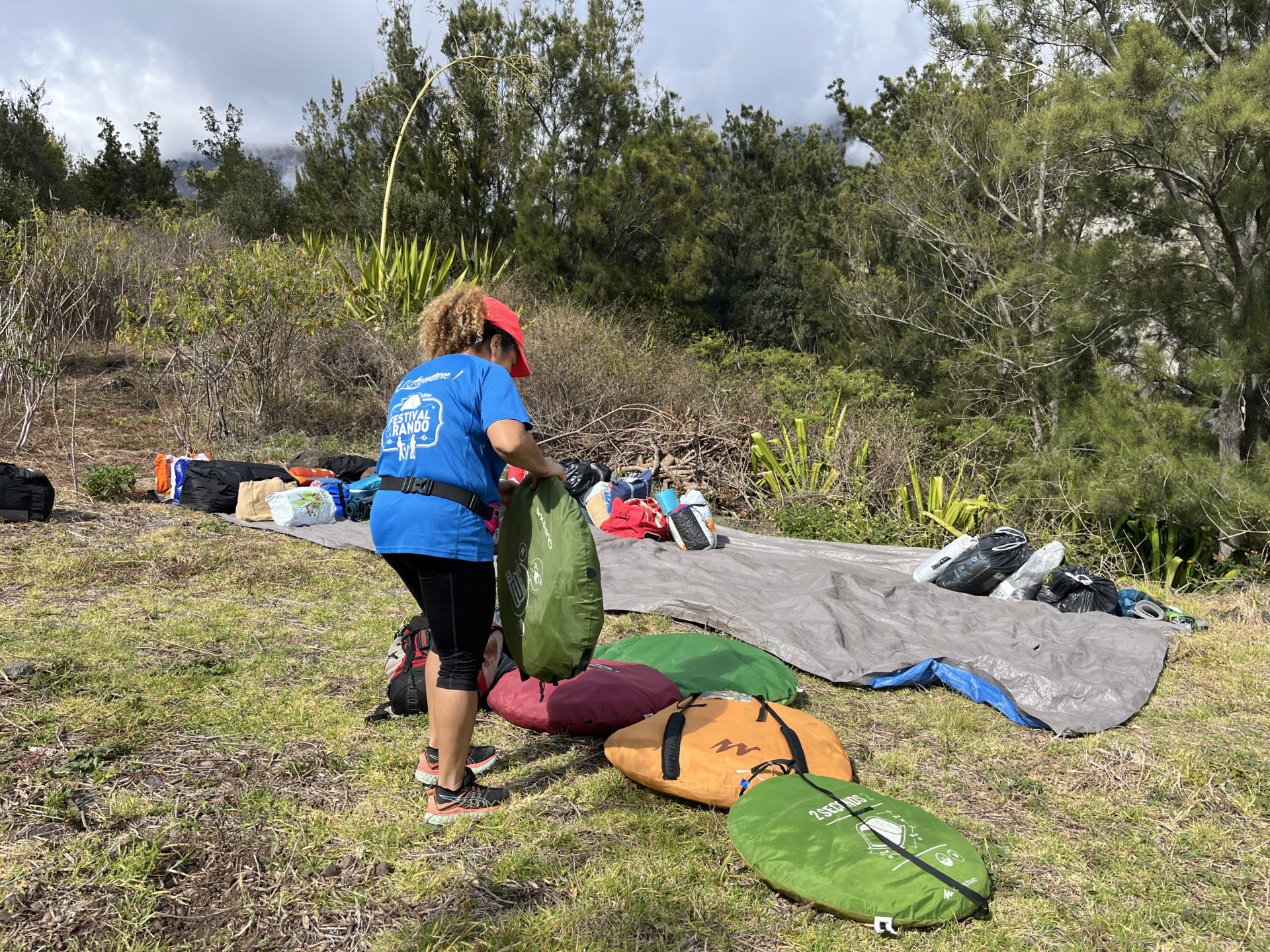 Claudie (OTI OUEST) en train d'installer une tente lors du festival de la rando