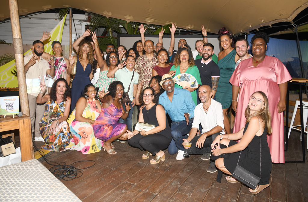 Photo de l'équipe de Tourisme Ouest Réunion lors de la soirée d'anniversaire du l'office. L'équipe pose, souriante.