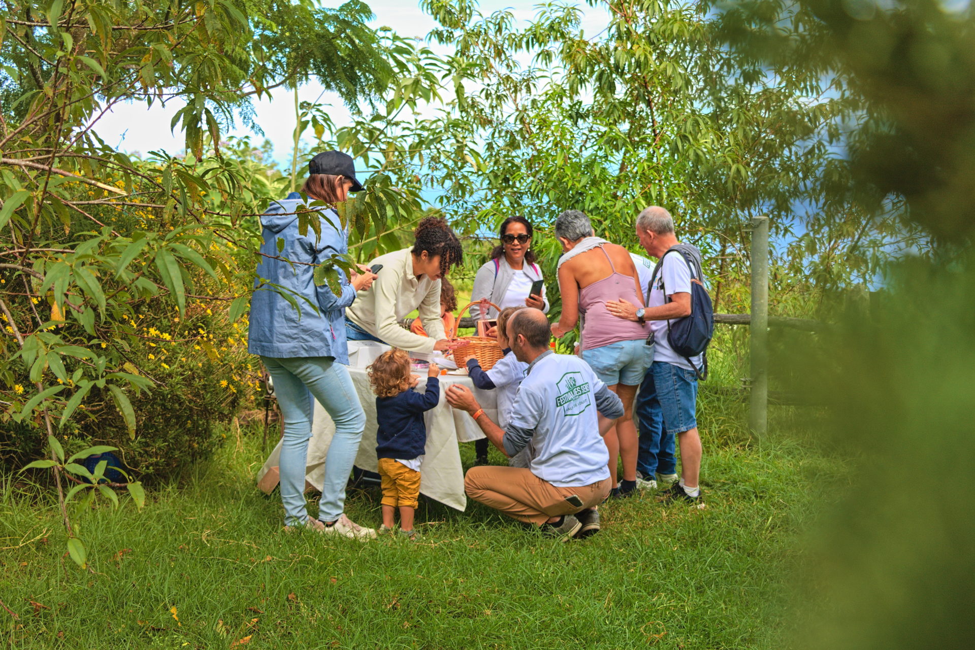 Photo d'une famille en train de découvrir une activité lors du Festival des Sens, dans un jardin