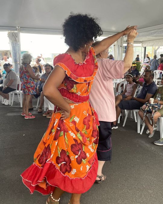 Sabrina (FRT) danse le Maloya avec une croisiériste